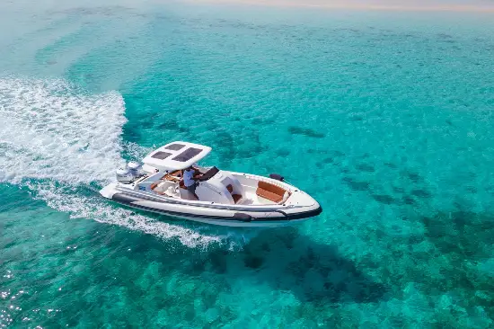 Thunder Speed ​​1 private speedboat cruising near a turquoise beach in Hurghada