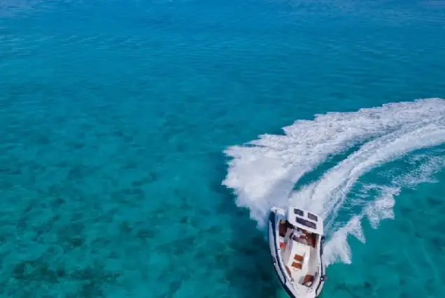 Thunder Speed 1 performing a high-speed turn in the crystal clear waters of Hurghada